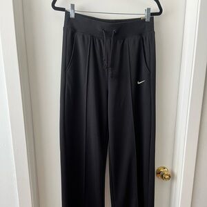 Nike Women’s High Rise Sportswear